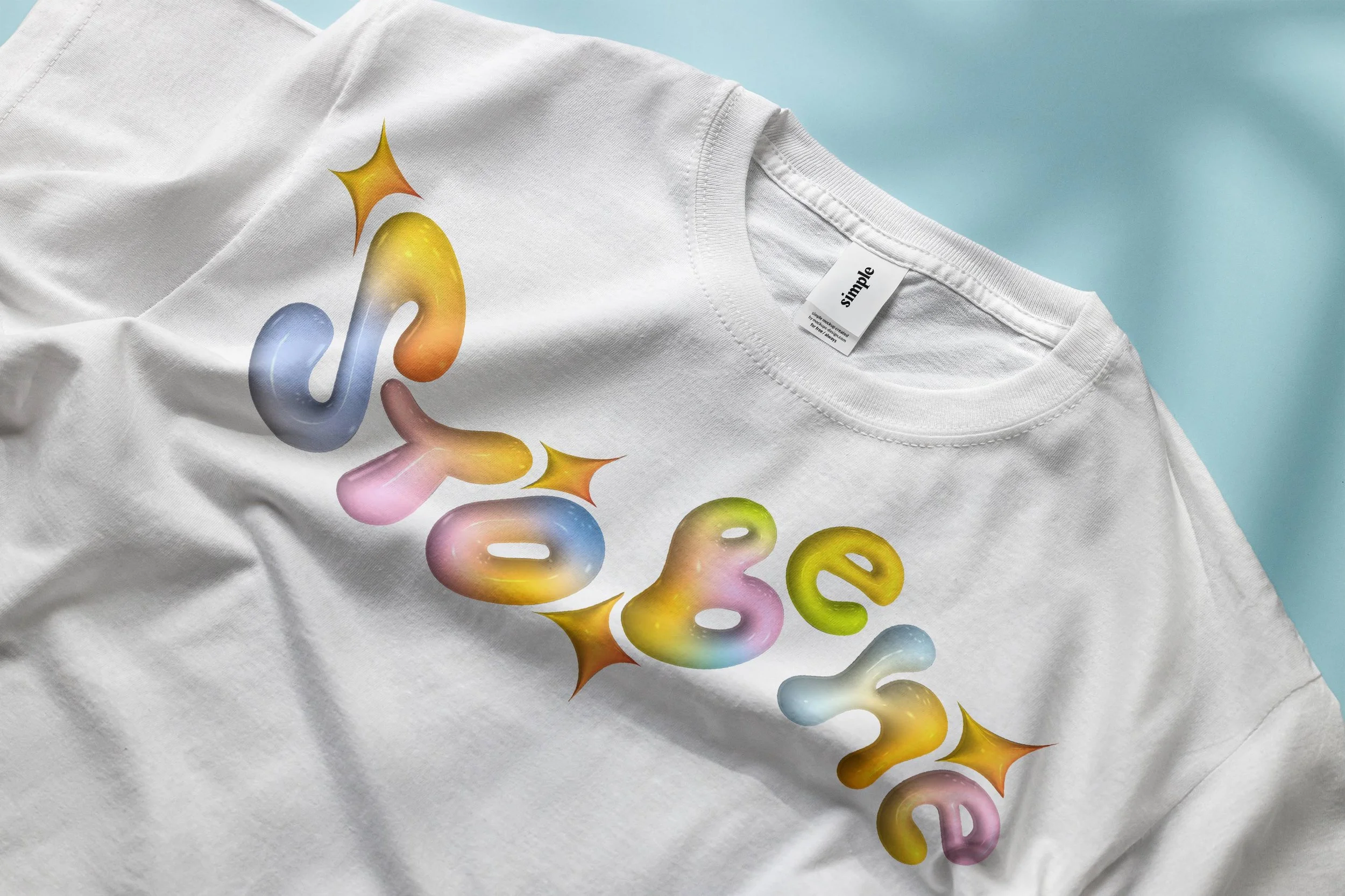 Maglietta bianca con scritta colorata e effetti di stelle e riflessi