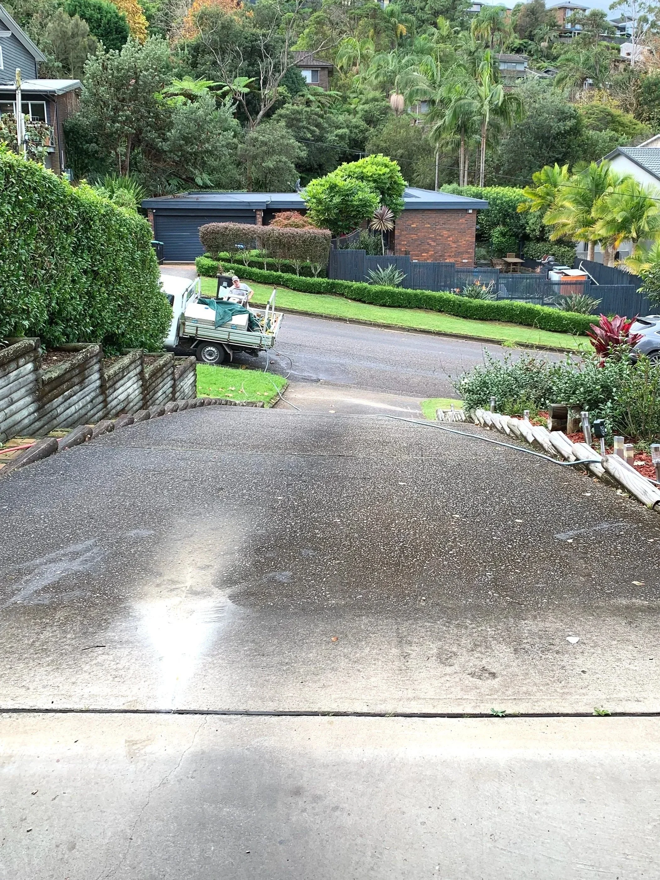 Frenchs Forest: Modernizing Weathered Aggregate
The Project: This driveway was heavily weathered, with a rough, exposed texture that was difficult to clean and showed every stain.