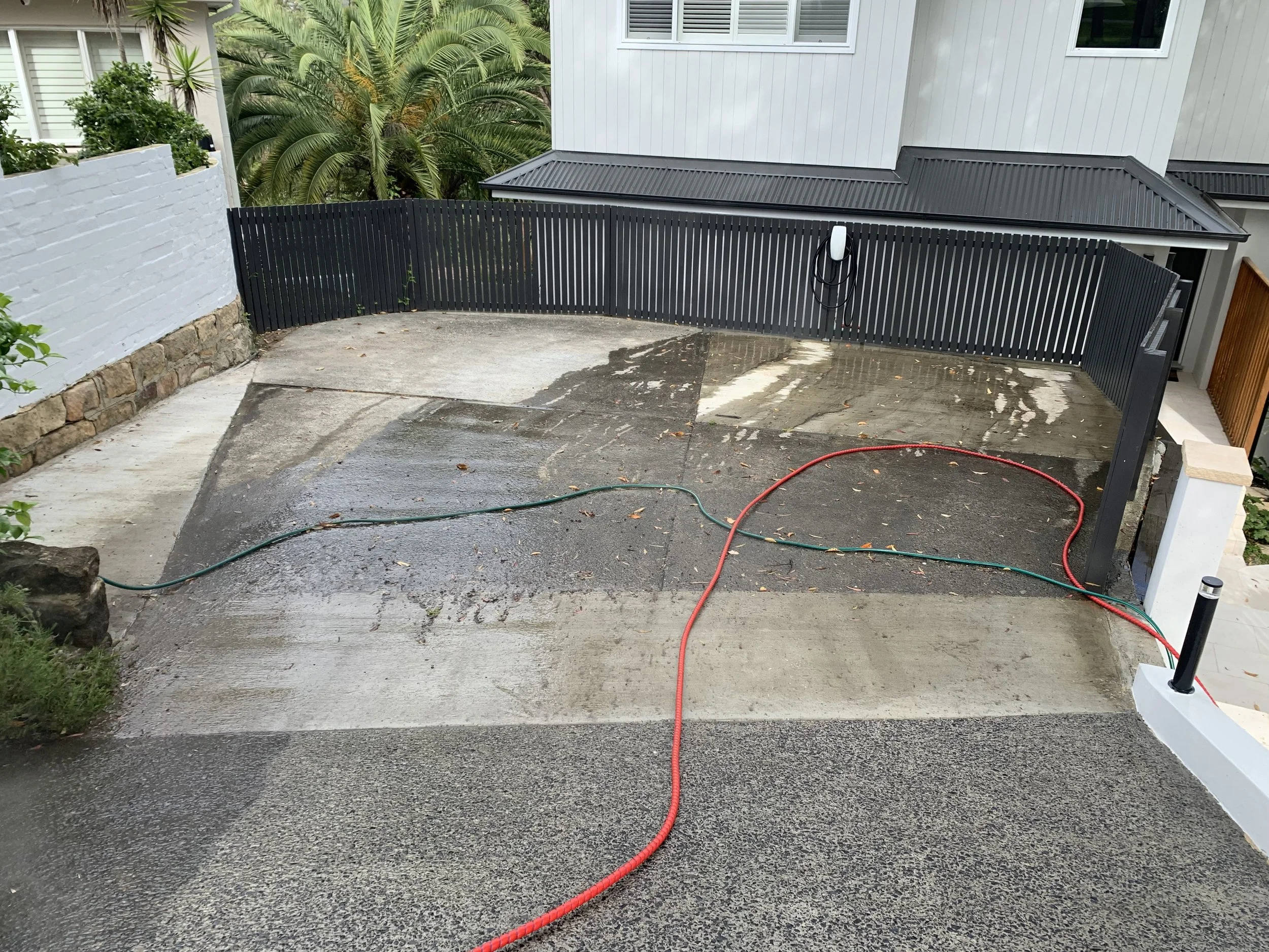 Harboard: The Dramatic Transformation.
The Project: A steep, weathered driveway suffering from decades of deep grime, oil stains, and organic growth that made the surface slippery and unsightly