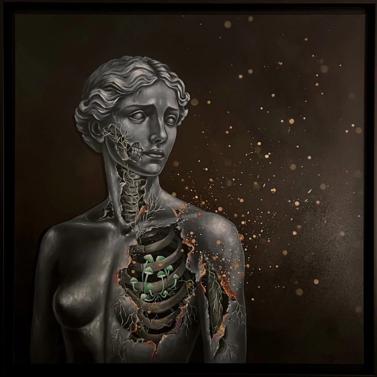 𝗜. 𝗠𝗮𝘁𝗲𝗿𝗶𝗮 𝗣𝗿𝗶𝗺𝗮 ♄

Premi&egrave;re &eacute;tape du cycle 𝘖𝘳 𝘥𝘶 𝘛𝘦𝘮𝘱𝘴.

La figure prend la forme une statue de plomb compos&eacute;e d&rsquo;un m&eacute;tal dense, lourd et opaque.
En alchimie, il incarne la mati&egrave;re premi