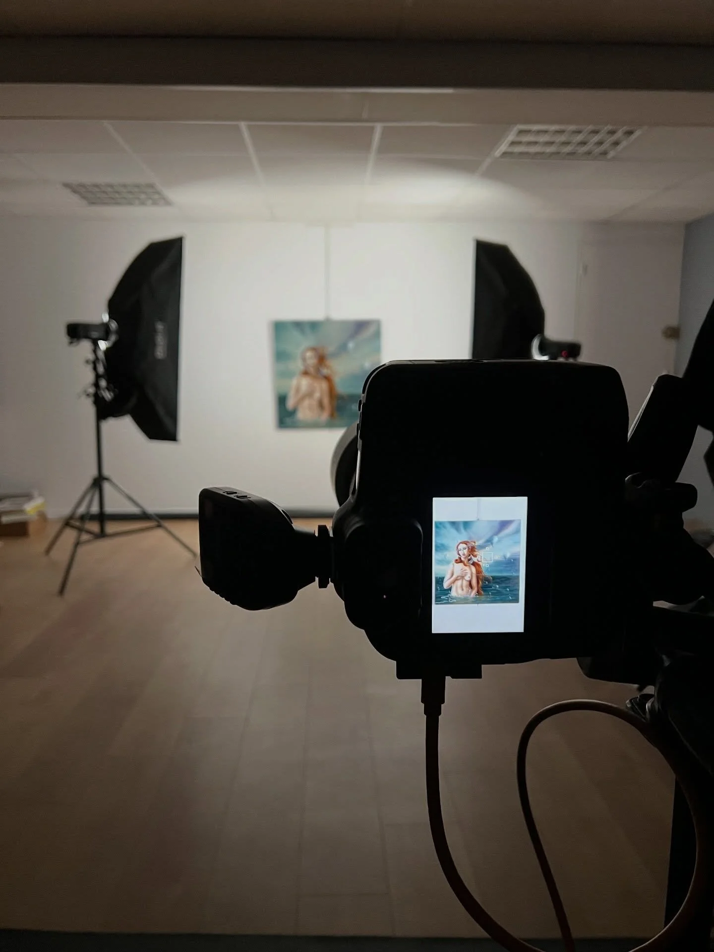 Les &oelig;uvres de la s&eacute;rie 𝐎𝐫 𝐝𝐮 𝐓𝐞𝐦𝐩𝐬 passent entre les mains de photographes professionnels.

#tiragedart #fineart #oilpaintingoncanvas #alchimia #paintingartist