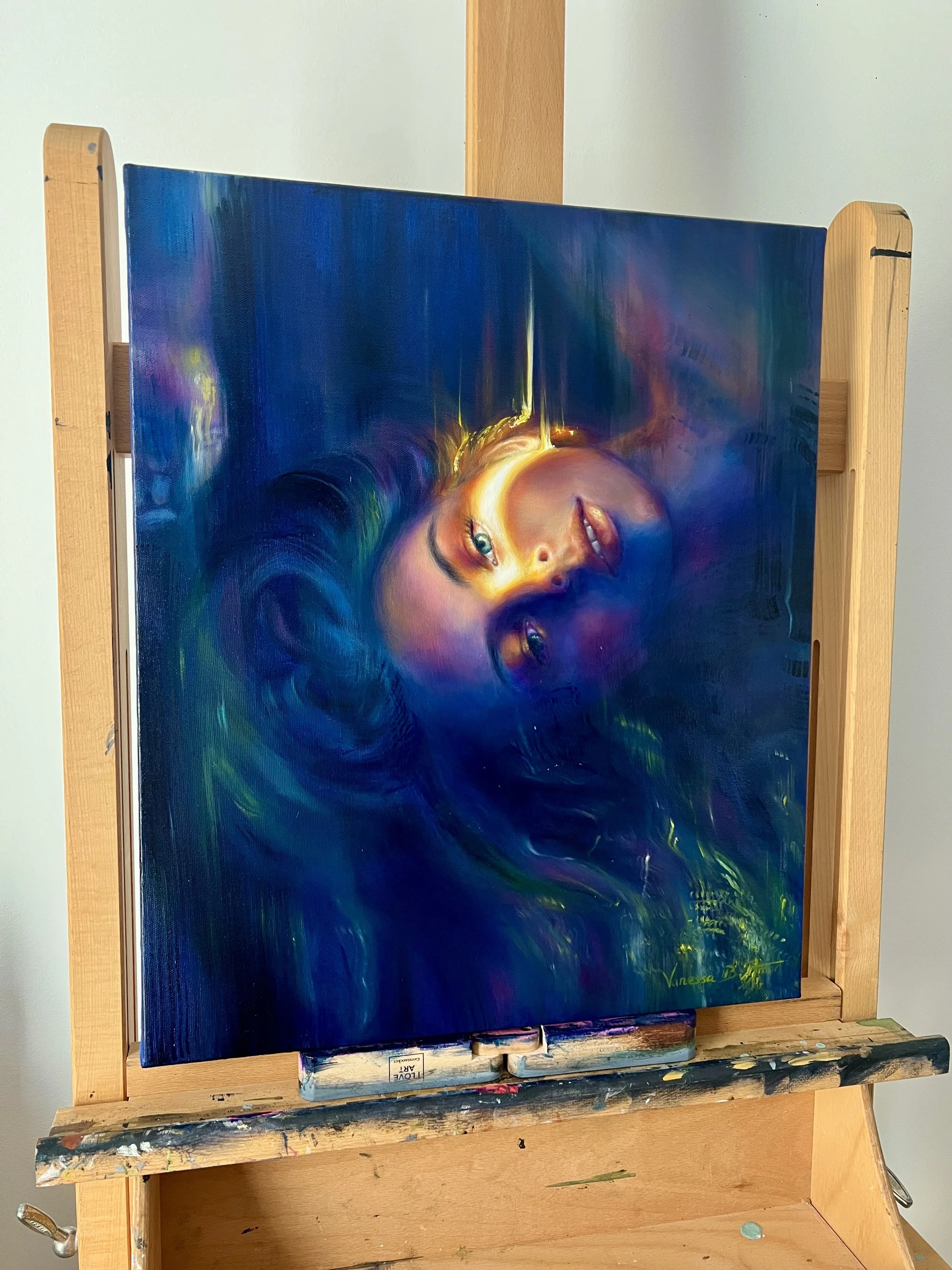 Portrait onirique d’un visage traversé par la lumière – peinture Expansion de Vanessa Ben Amor