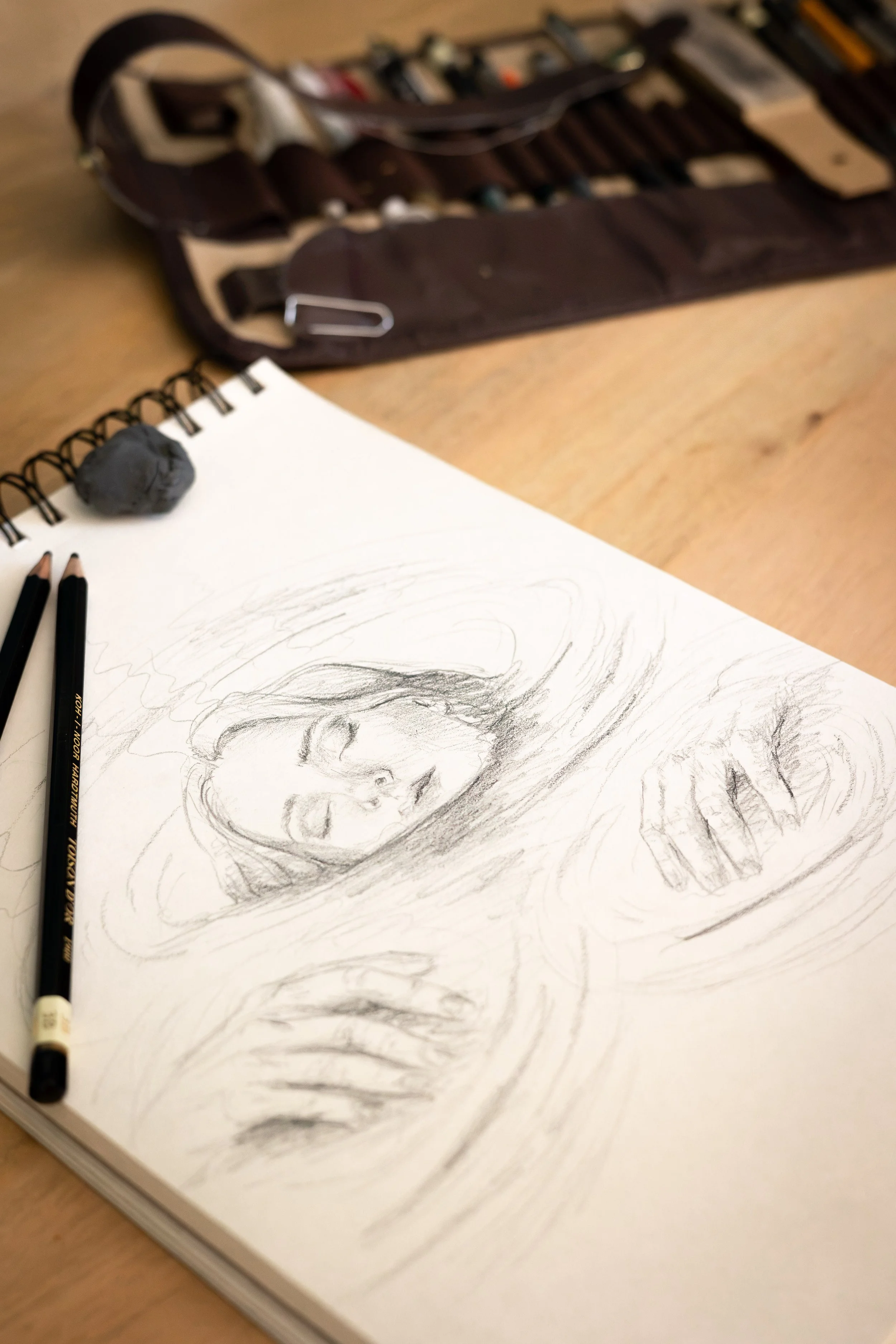 Dessin au crayon d'un portrait d'une femme avec les yeux fermés et des cheveux longs.