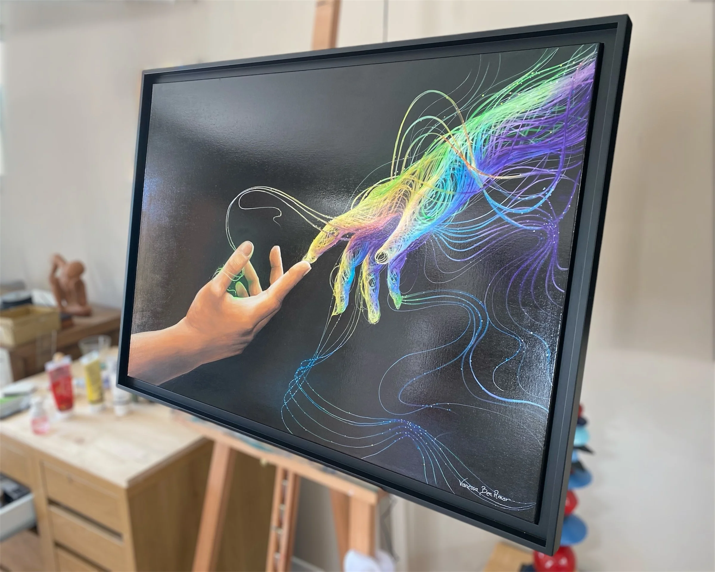 Deux mains se rejoignant dans un flux lumineux psychédélique coloré, peinture Au-delà des sens – Vanessa Ben Amor