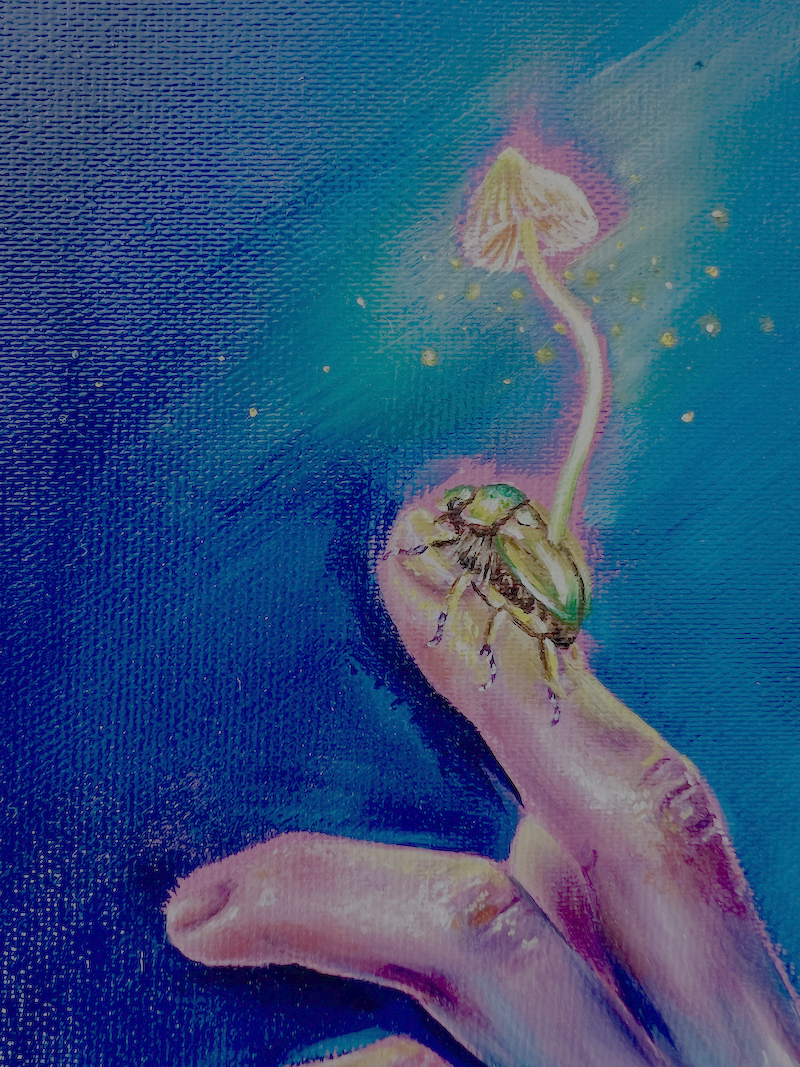 Main traversée par un réseau mycélien avec scarabée et champignon lumineux – peinture Émergence de Vanessa Ben Amor