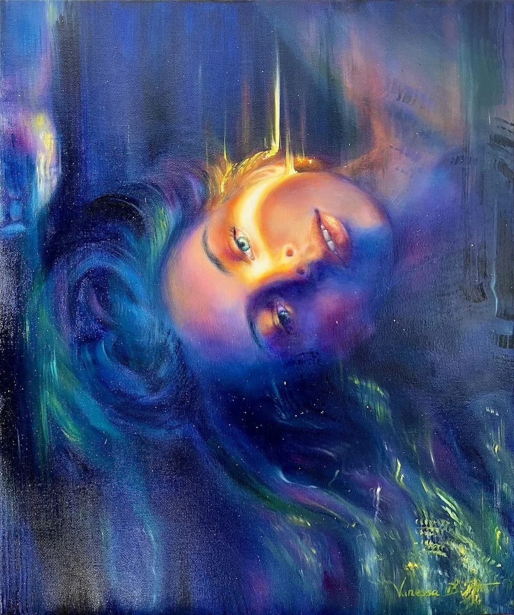 Visage féminin immergé dans un flux lumineux et coloré – peinture Expansion de Vanessa Ben Amor