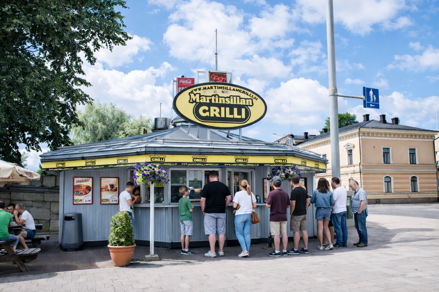 Henkilöitä jonottamassa grilliravintola Martinsillan Grilliin