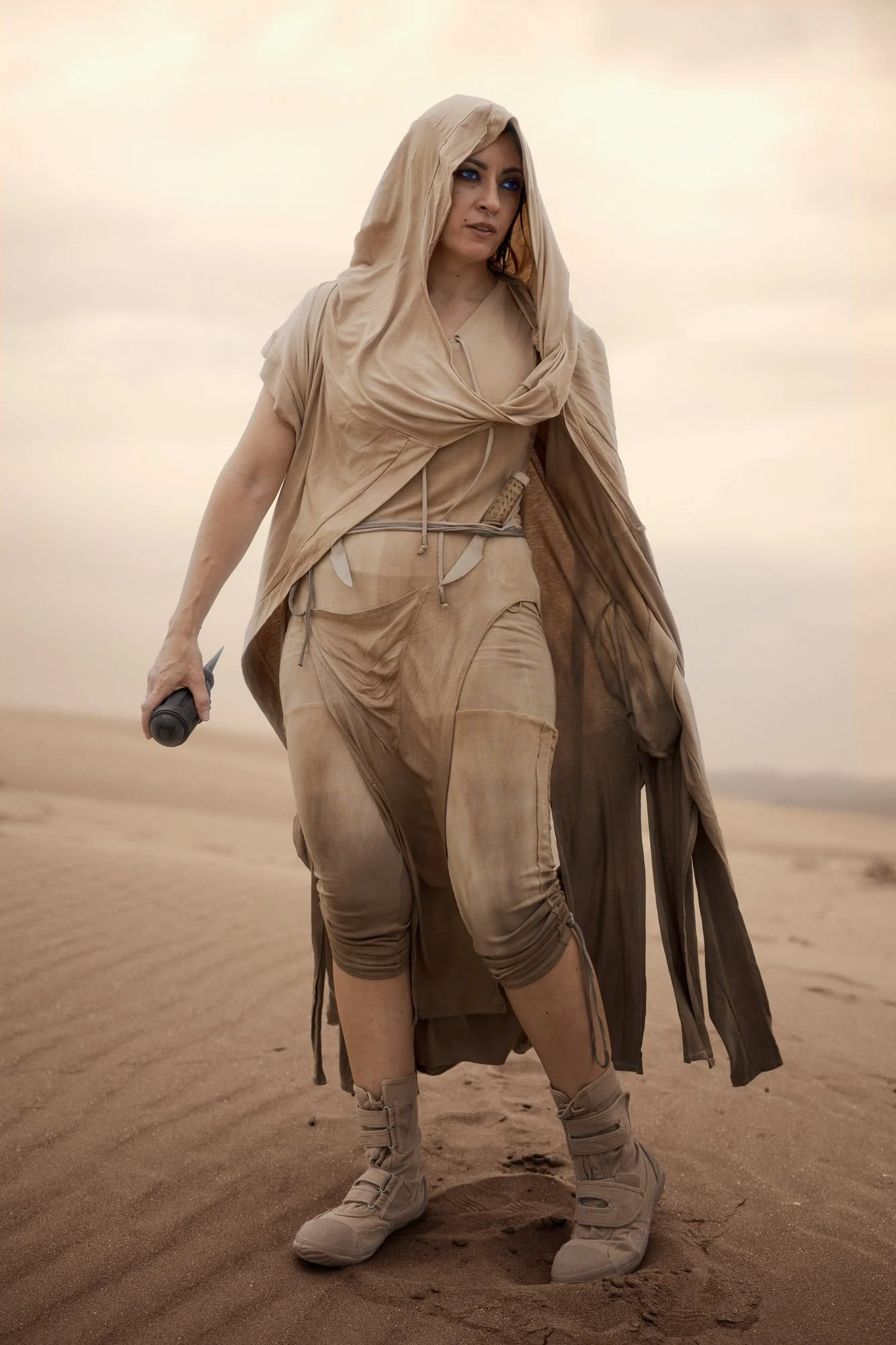 Lidia Martin walking across the desert in Fremen-inspired costume