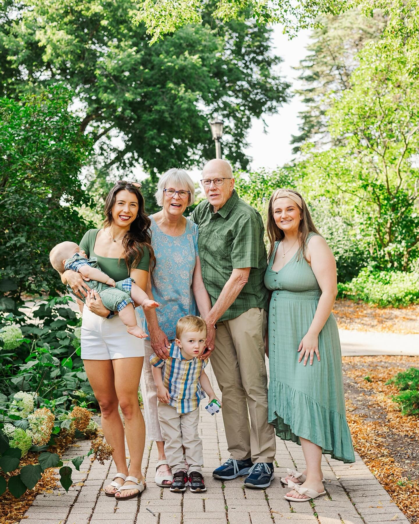 Generational family session at #LilaciaParkLombard&mdash;three generations together, full of laughter and love. A beautiful reminder of how important it is to capture these precious moments. 💕

#generationalphotography #familyphotography #ocpfamilie