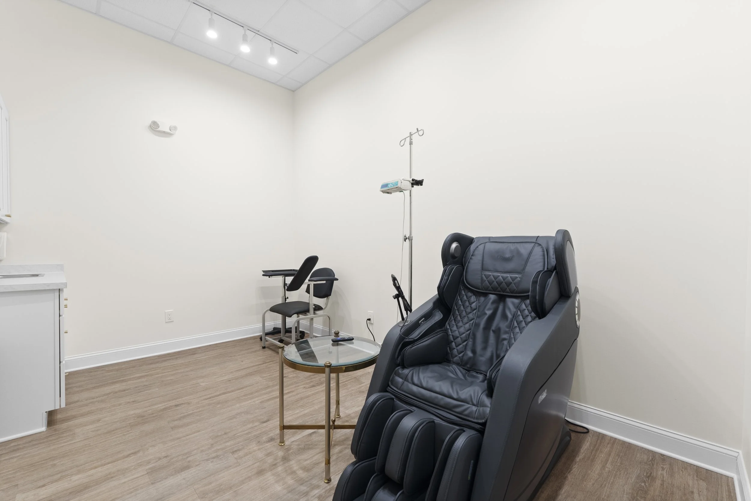 Comfortable private exam room at R & R Collective Health in St. Johns, Florida.