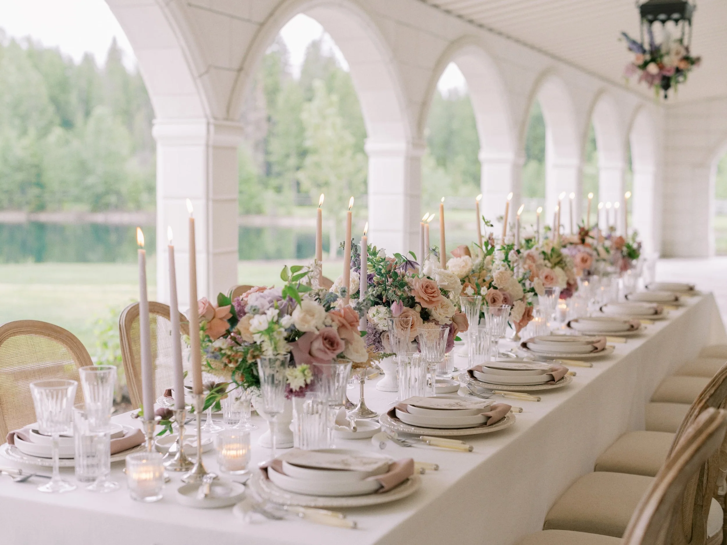 Twig & Bloom floral studio creating romantic, elegant flower arrangements in Saskatoon, Victoria, Regina & Edmonton. We create florals for everyday moments, wedding designs, event flowers, bereavement flowers as well as hosting flower workshops.