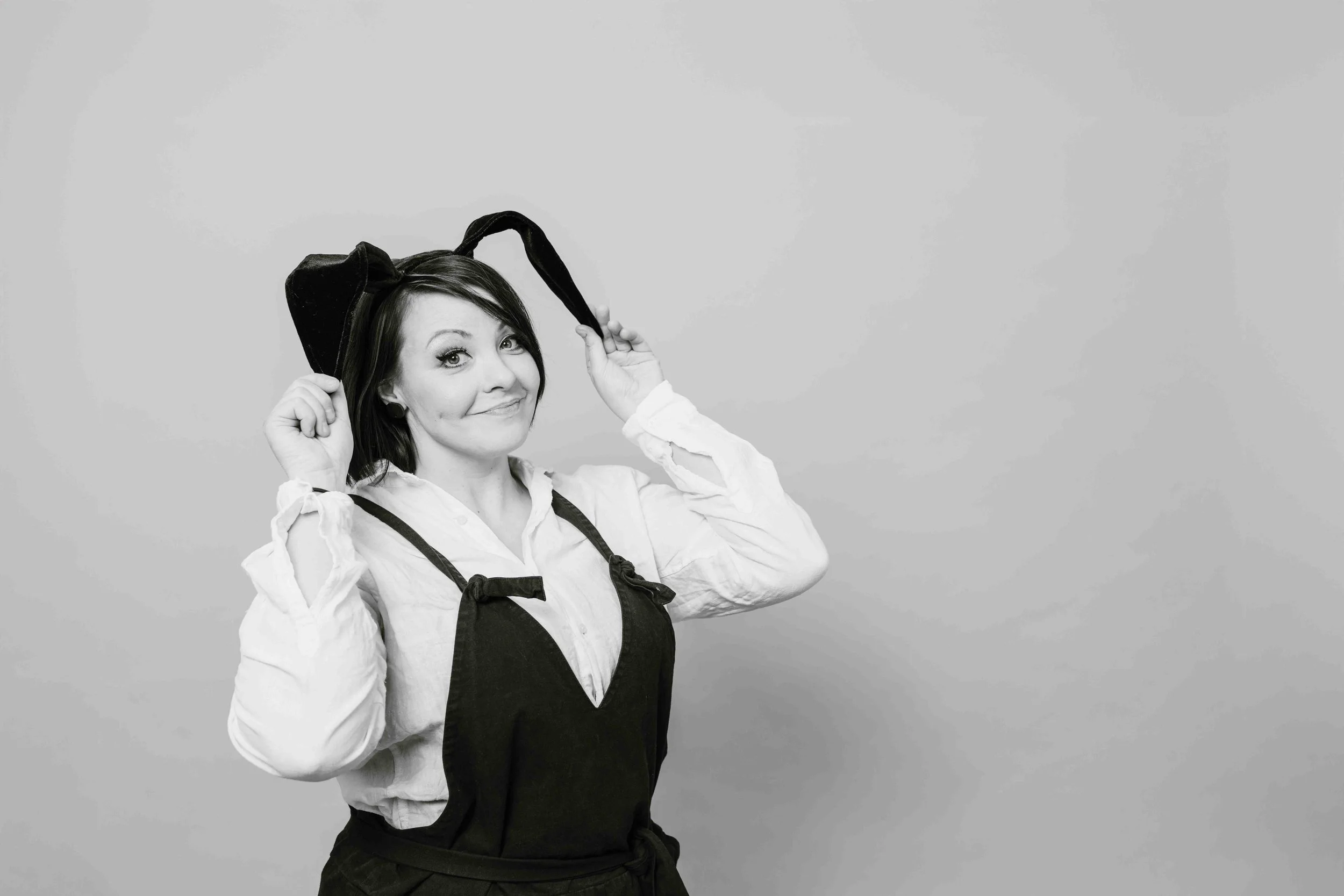 Nainen, joka pitää kiinni päässään olevista pupun korvista.