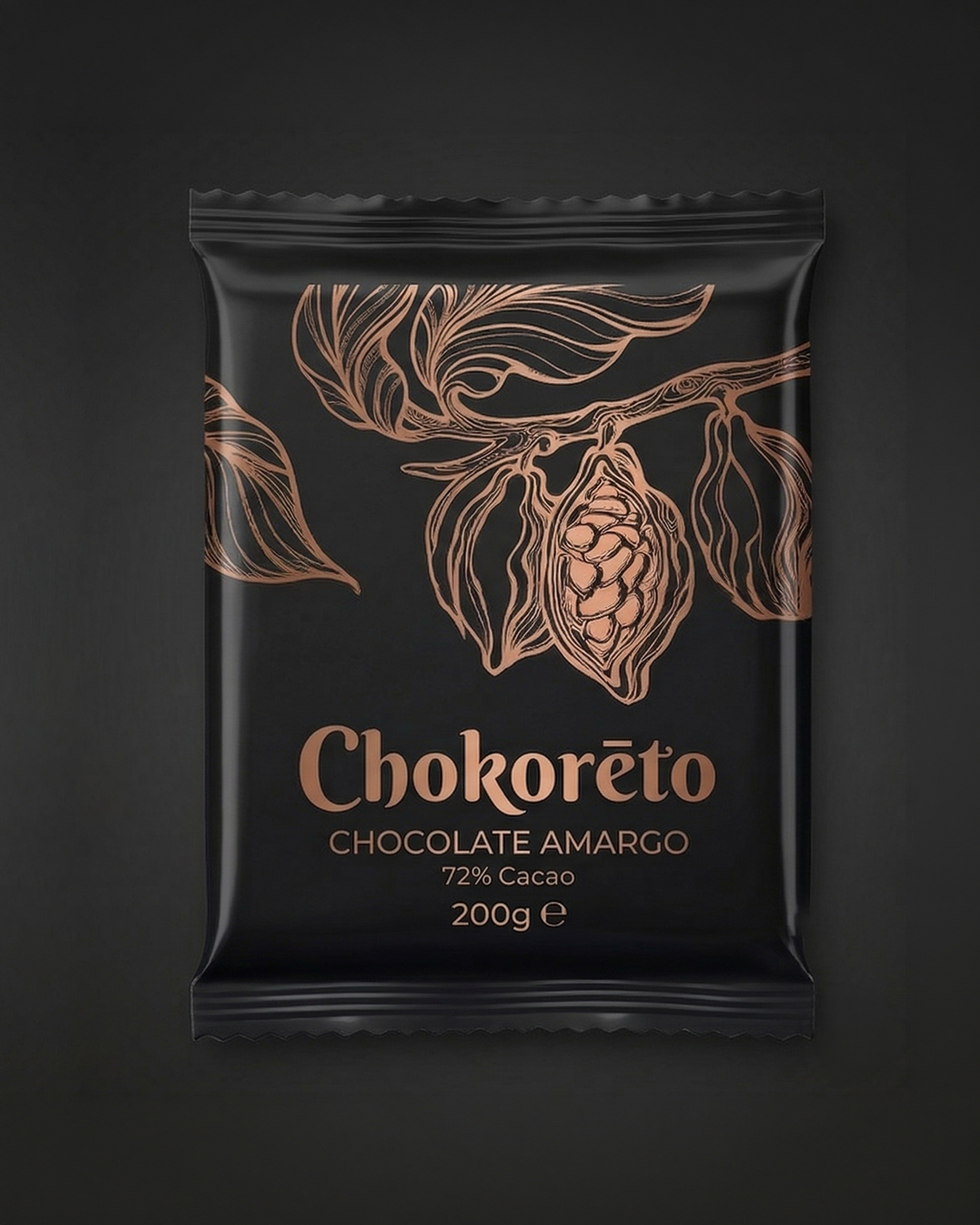 Paquete de chocolate amargo con ilustración de una rama de cacao y hojas, etiqueta que dice 'Chokorēto', 72% cacao, 200 gramos.