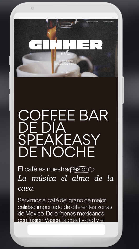 Pantalla de teléfono con un anuncio de una cafetería llamada 'Ginner'. Incluye una imagen de café siendo preparado y texto promocional de un bar de café que ofrece opciones de día y noche, destacando la calidad del café y la pasión por la música y la creatividad.