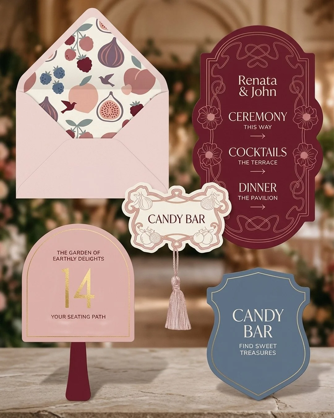 Señalización decorativa con instrucciones para una ceremonia, cócteles y cena, usanza de colores rosa, burdeos y azul, con una invitación en forma de sobre con diseño floral y un cartel de señalización con indicaciones para la ubicación, y dos placas de barra de dulces con textos en inglés.