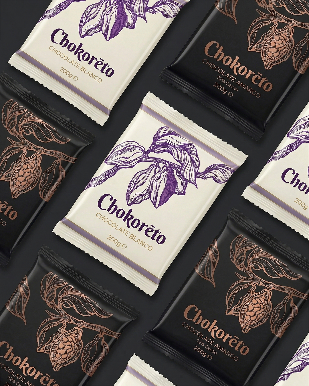 Paquete de chocolates con envoltura blanca y morada, y otros con envoltura negra y cobre. Todos llevan la misma marca 'Chokoreto' y tienen ilustraciones de cacao y hojas de cacao.