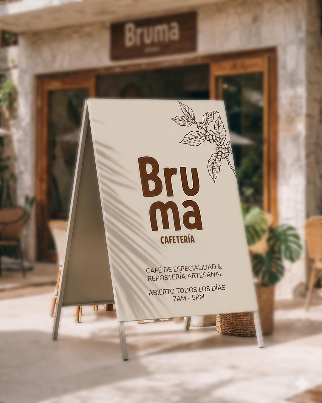 Cartel de la cafetería 'Bruma' con información sobre horarios y especialidades, en un ambiente con plantas y mobiliario de madera.