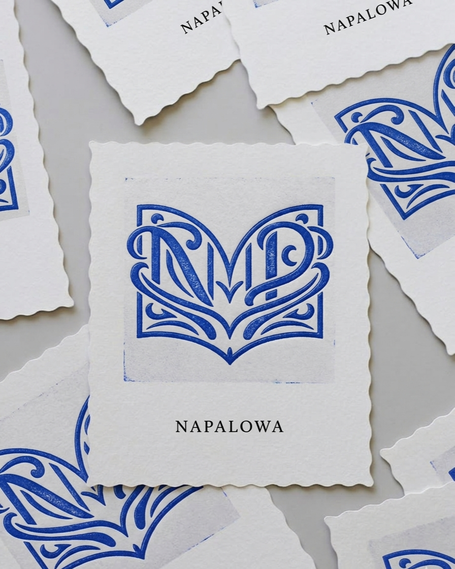 Varias etiquetas en blanco con un diseño azul que forma un corazón con letras decorativas y la palabra 'NAPALOWA' en letra negra debajo.