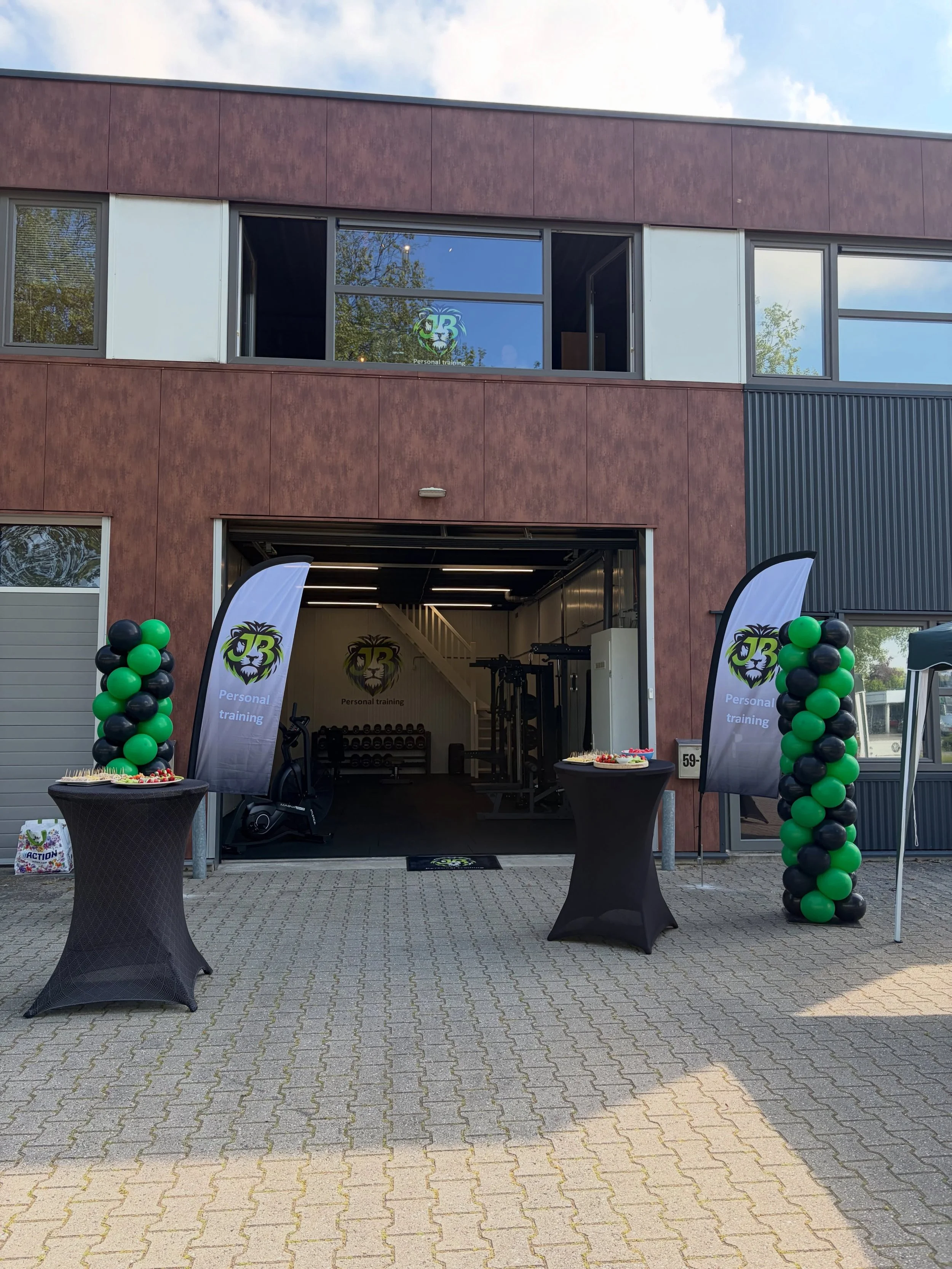 Wat een dag&hellip; 🔥

Afgelopen zaterdag was de offici&euml;le opening van mijn eigen studio aan de Lochtersweg in Nijverdal. Een moment waar maanden hard werken, plannen en dromen samenkwamen. Van lege ruimte naar een plek waar alles draait om har