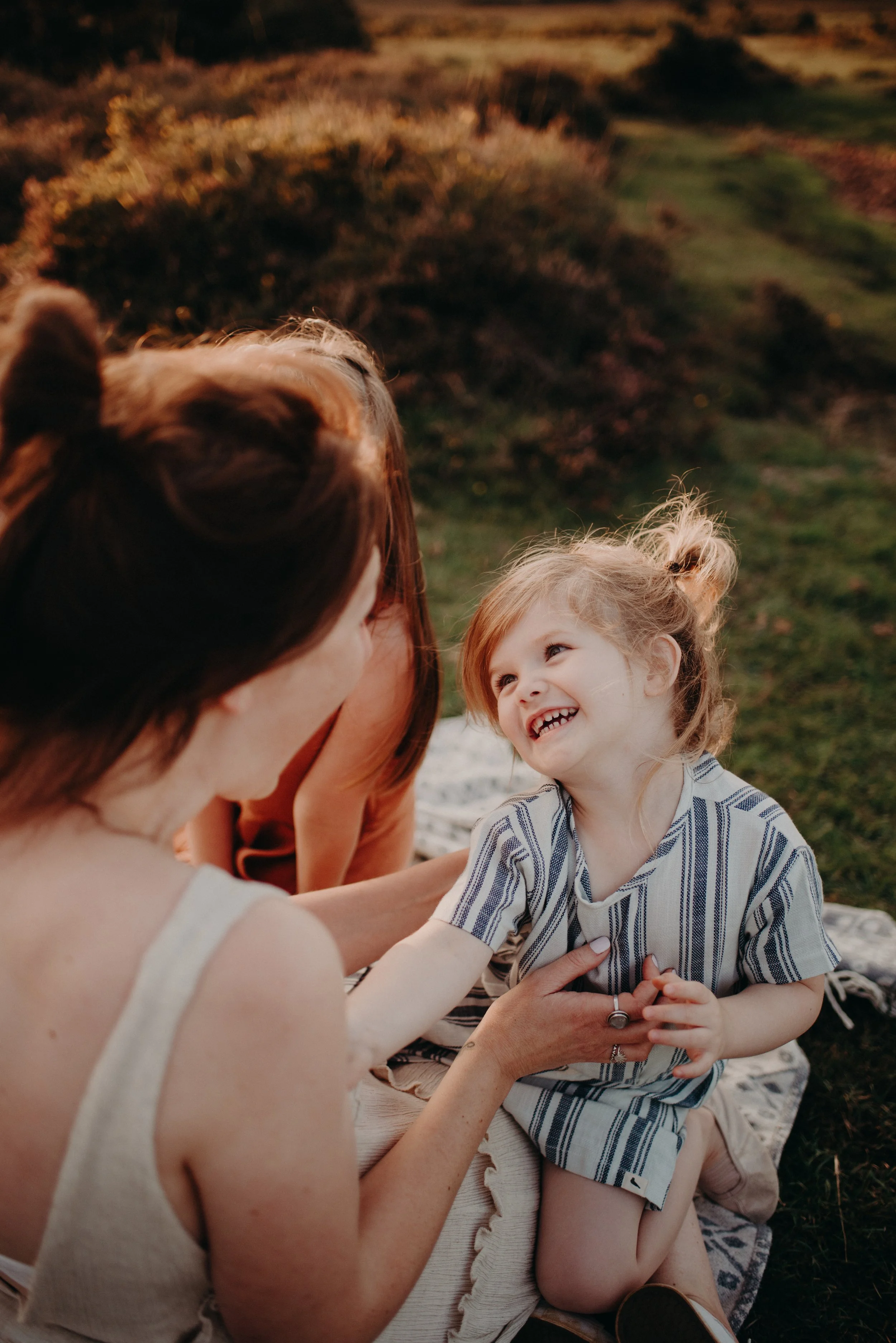 Easy games to help children relax during a family photoshoot