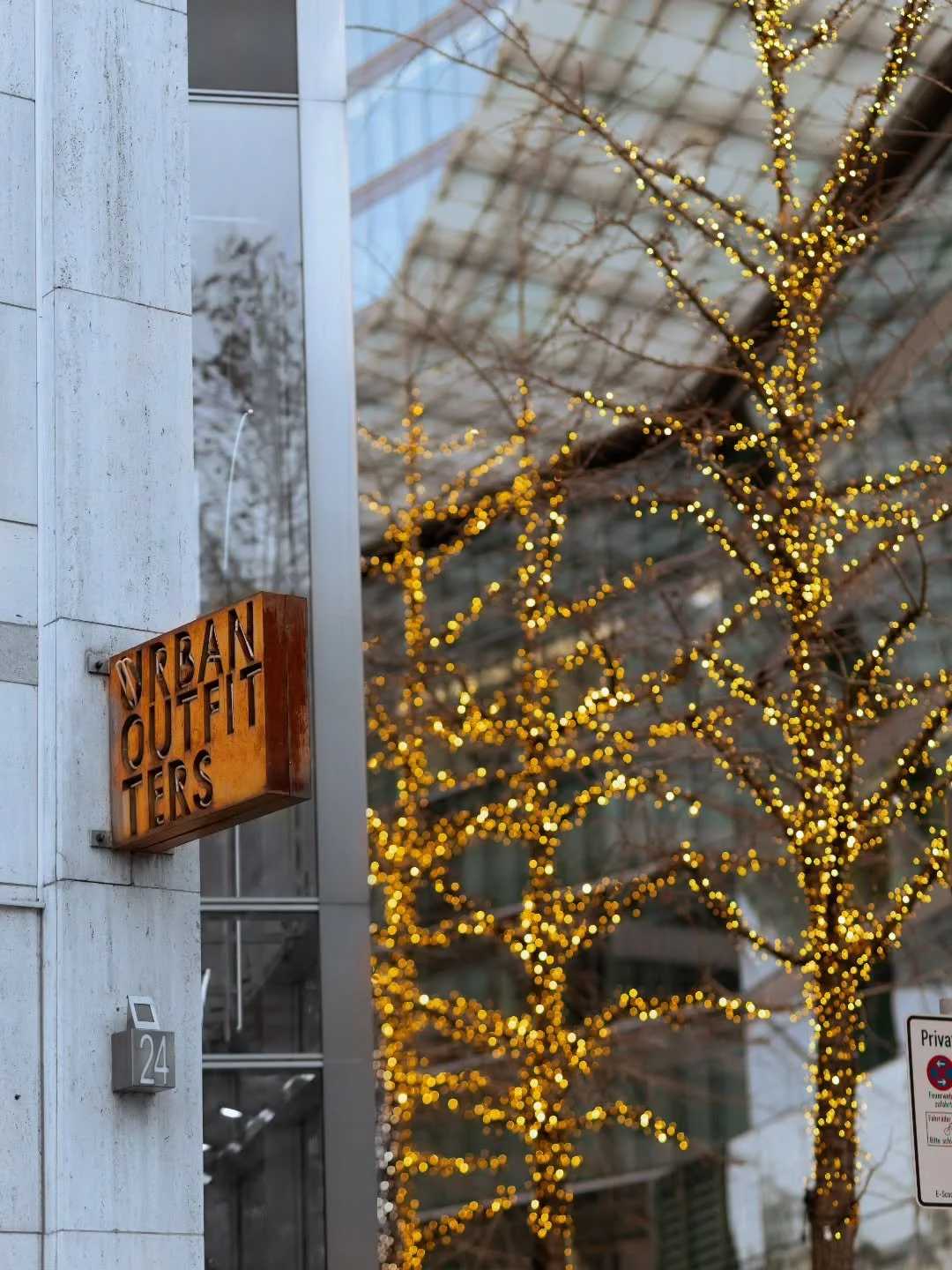 Gro&szlig;stadt aus Beton &ndash; mit kleinen Momenten aus Gold. 🪙🥇

#urban #berlin #architecture #christmas #herresceha