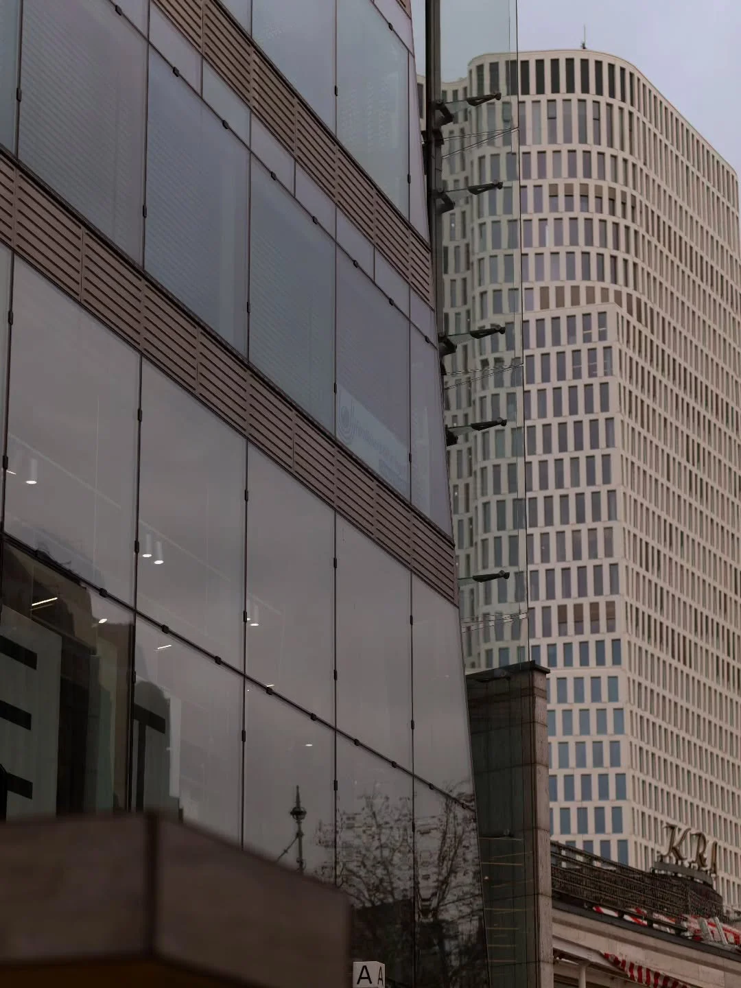 Zwischen Glas, Beton und Gedanken. 💭

#urbanjungle #architecture #citycenter #berlin #herresceha