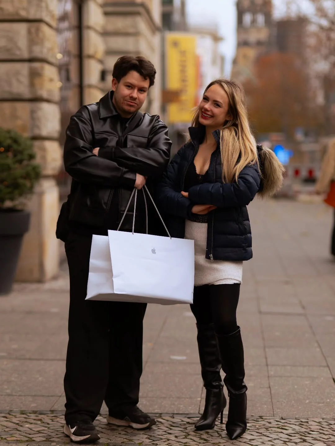 Shopping erledigt. Style best&auml;tigt. Wenn der Fit besser ist als der Einkaufszettel. 🍎👕

#fashion #shooting #berlin #streetphotography #herresceha