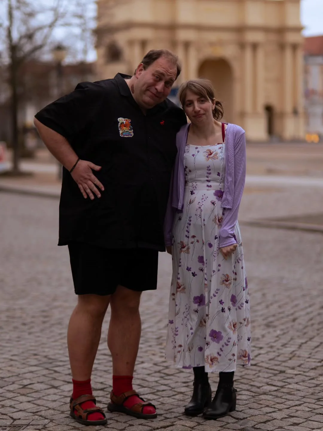 ✨💜 10 Jahre Liebe &amp; Abenteuer 💜✨

Zehn Jahre verheiratet &ndash; und immer noch genauso verliebt! 🥂
Ein unvergesslicher Nachmittag in Potsdam, festgehalten vor dem "Das Wiener Caf&eacute; Potsdam" von @rene.redo GIG. Links Patrick, r