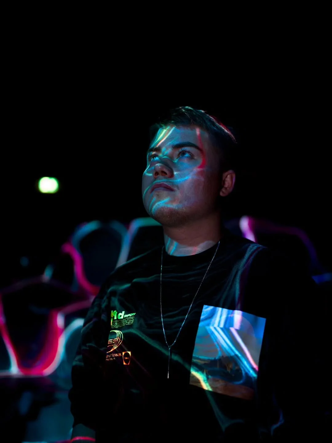 🌌✨ Lost in the moment ✨🌌

Wenn das Licht flackert, der Sound dich tr&auml;gt und die Gedanken kurz stillstehen.

Kino-Vibes, Neontr&auml;ume und dieser eine Blick nach oben, der sagt: Genau hier will ich gerade sein. 🎬💫

Manchmal braucht es nicht