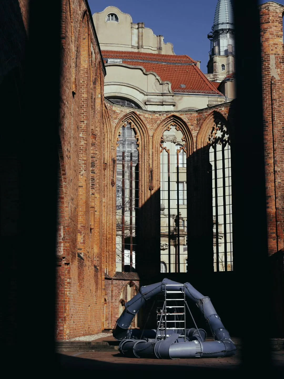 Manchmal f&uuml;hlt sich Geschichte ganz nah an &ndash; wie ein stiller Atemzug zwischen Ziegeln, Licht und all dem, was von einer Stadt bleibt, wenn die Zeit dar&uuml;ber hinweggeht.

Die Ruine des Grauen Klosters erinnert mich daran, dass Zerbroche