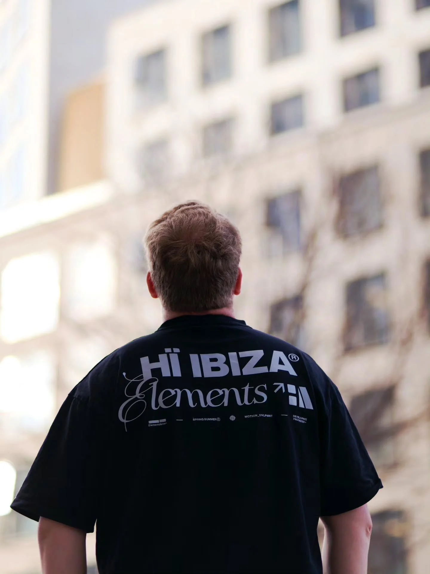 City im Blick, Ibiza im R&uuml;cken. Zwischen Fassaden und Freiheit, Kopf voller Sommer &ndash; auch wenn Berlin gerade noch frisch ist. Dieses Backprint-Shirt f&auml;ngt genau das Gef&uuml;hl: urbaner Alltag, aber der Vibe von langen N&auml;chten un