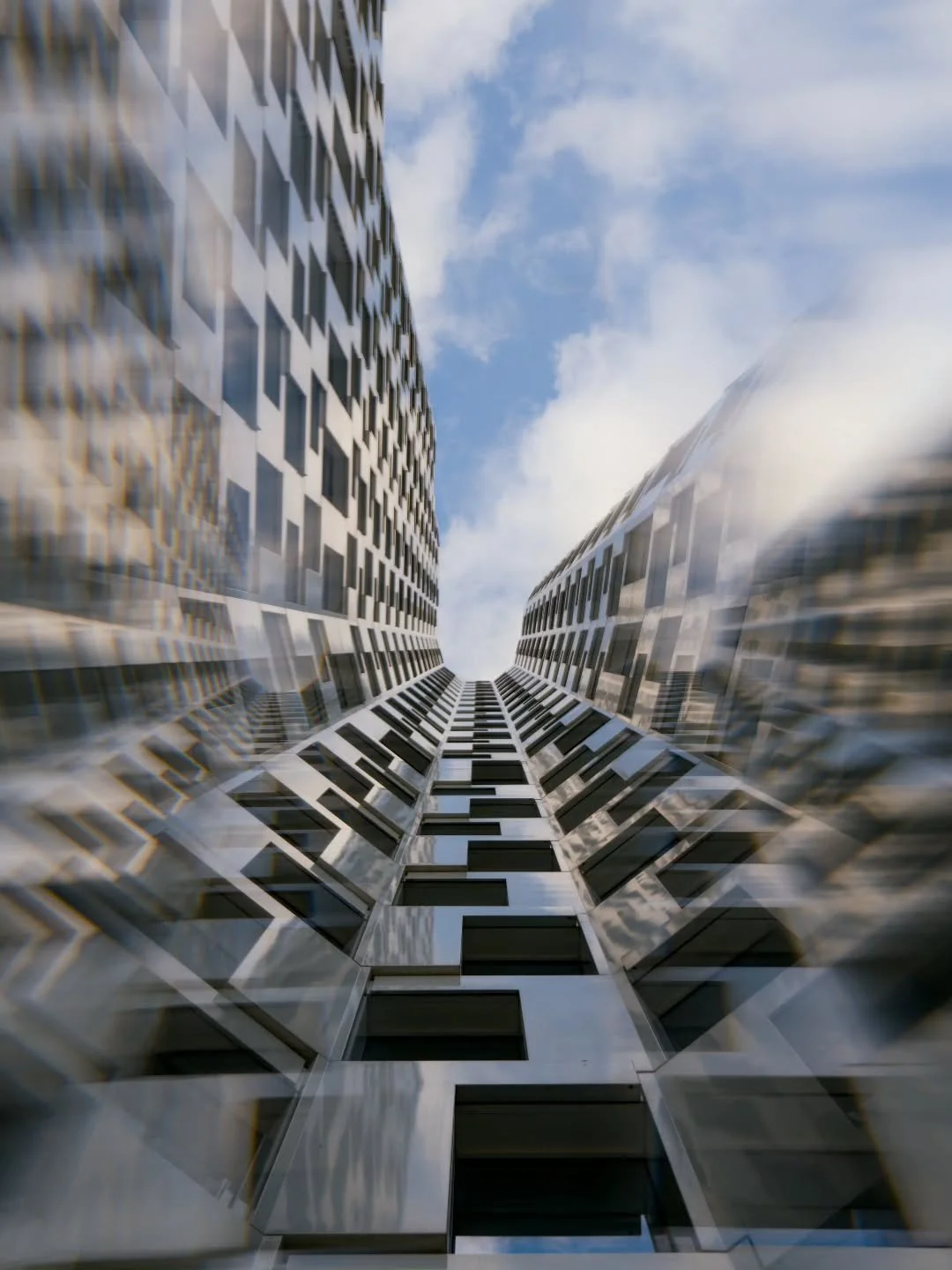 Lost in lines. Der Blick nach oben am Motel One Upper West ist wie ein Sog aus urbaner Energie und architektonischer Sch&ouml;nheit. Berlin zeigt sich hier von seiner dynamischsten Seite &ndash; ein Spiel aus Mustern, Reflexionen und dem unendlichen 