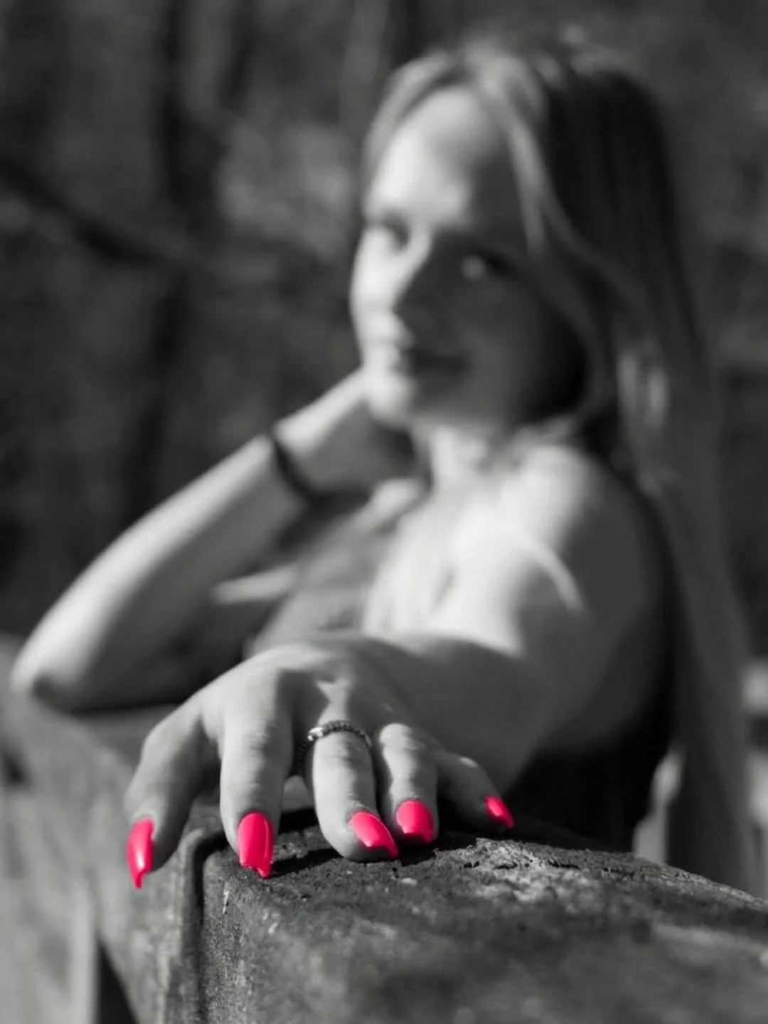 In einer Welt aus Schwarz und Wei&szlig; ist es manchmal ein einziger Farbtupfer, der die ganze Geschichte erz&auml;hlt. Der Fokus liegt auf dem Detail, das leuchtet und den Rest in den Schatten stellt. Ein Moment, in dem das Laute leise wird und nur