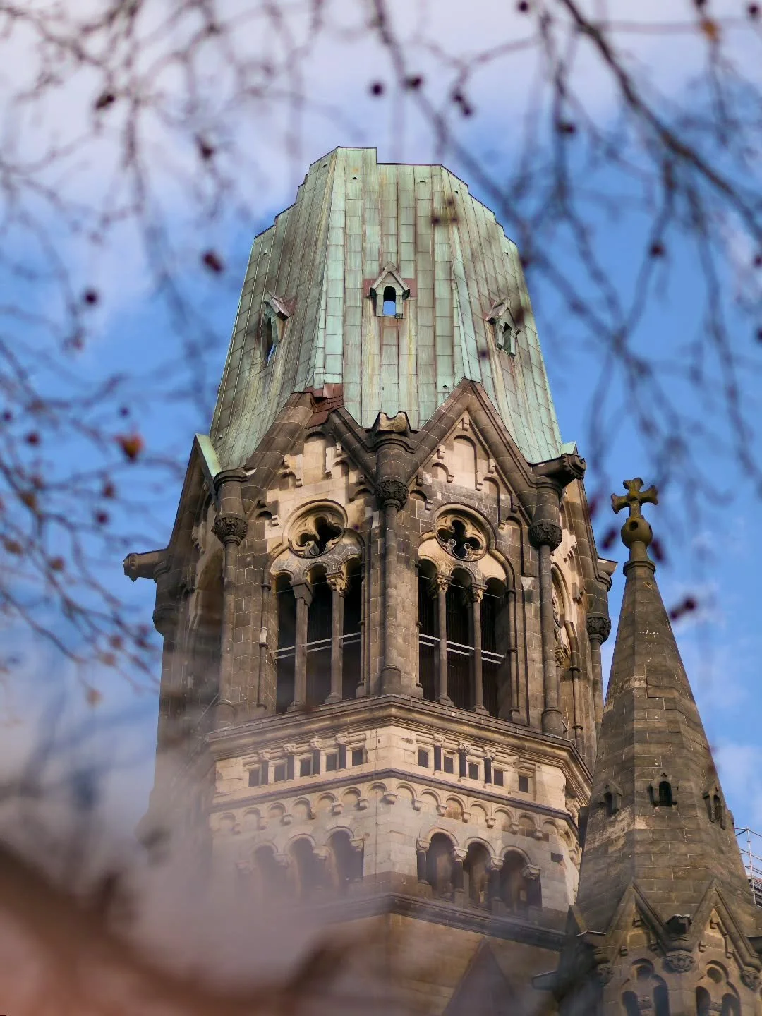 Ein Blick durch die &Auml;ste, direkt auf ein Herzst&uuml;ck Berlins. Die Ged&auml;chtniskirche, ein Symbol f&uuml;r die Narben und die unzerst&ouml;rbare Sch&ouml;nheit dieser Stadt. Jeder Riss erz&auml;hlt eine Geschichte, jede Patina zeugt von Wid