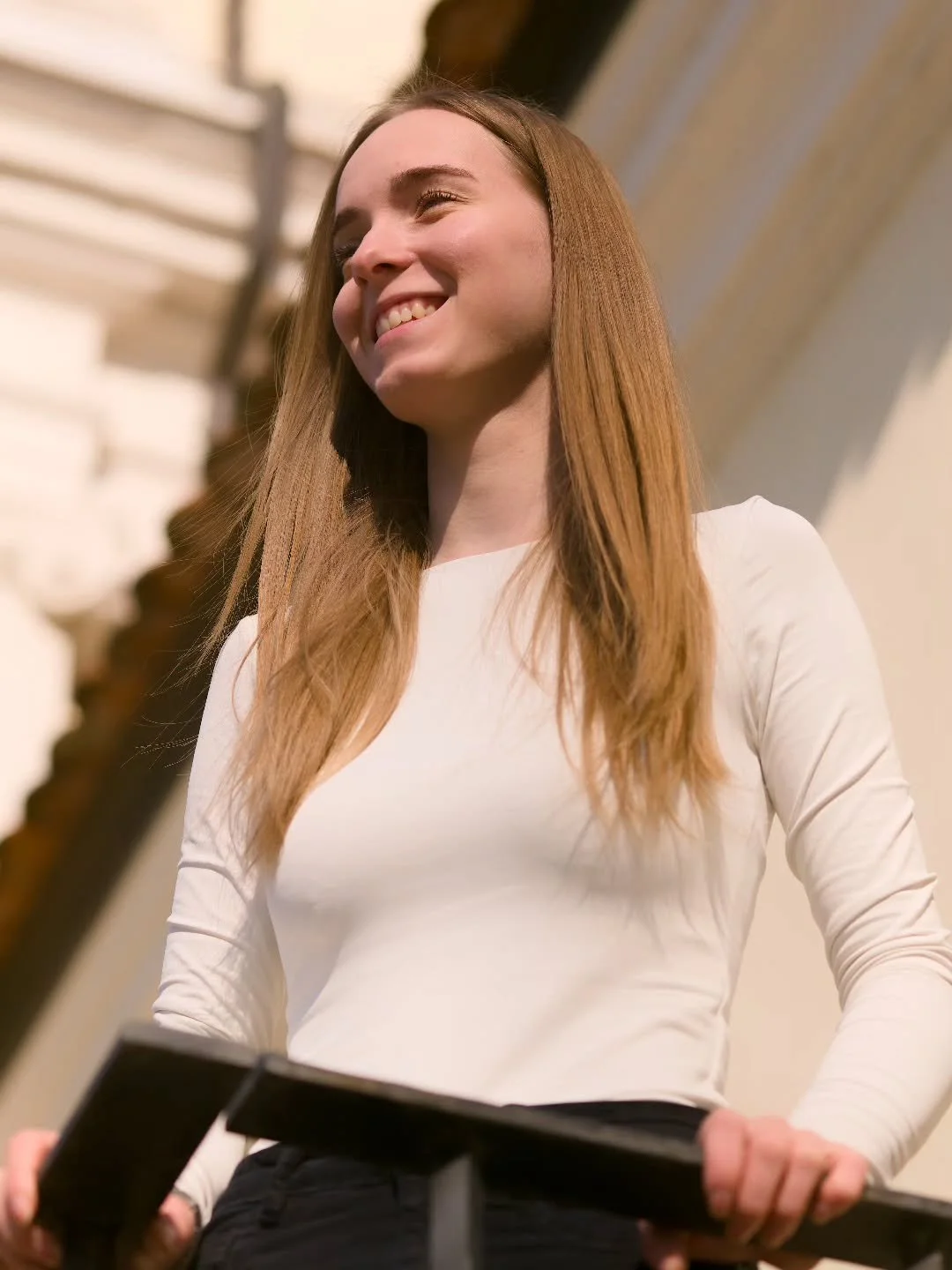 Manchmal ist es nicht die aufwendige Location, sondern das perfekte Spiel aus Licht und Schatten, das ein Bild zum Leben erweckt. Dieser eine, ungestellte Moment, in dem das goldene Abendlicht alles in Magie taucht. ✨

F&uuml;r mich ist es genau das,