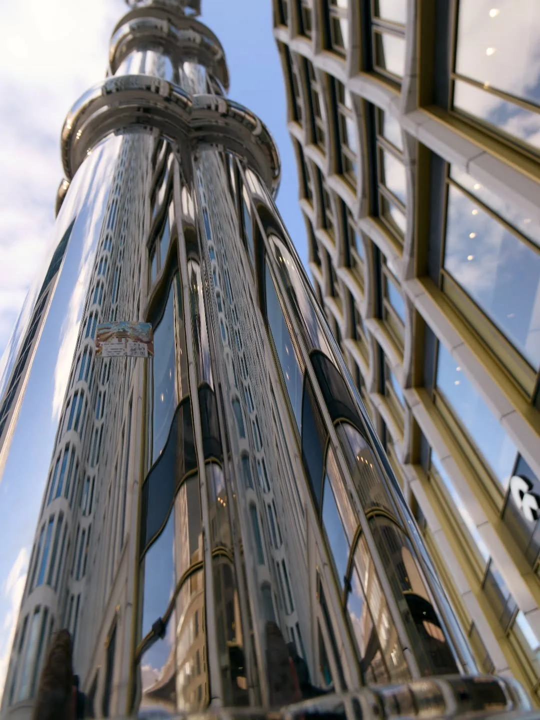 Manchmal muss man nur die Perspektive &auml;ndern, um eine v&ouml;llig neue Welt zu entdecken. 🌌

Wer in Berlin am Bahnhof Zoo unterwegs ist, l&auml;uft meistens daran vorbei. Doch wenn man mal stehen bleibt und nach oben schaut, verwandelt diese ri