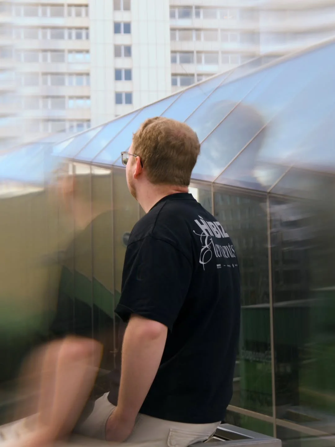 Manchmal verschwimmt die Welt um dich herum&hellip; und genau dann wird alles klarer. 🌫️

Alle sind in Bewegung, alles zieht vorbei &ndash;
aber du bleibst kurz stehen.

Ein Moment zwischen Chaos und Ruhe.
Zwischen L&auml;rm und Gedanken.

Vielleich