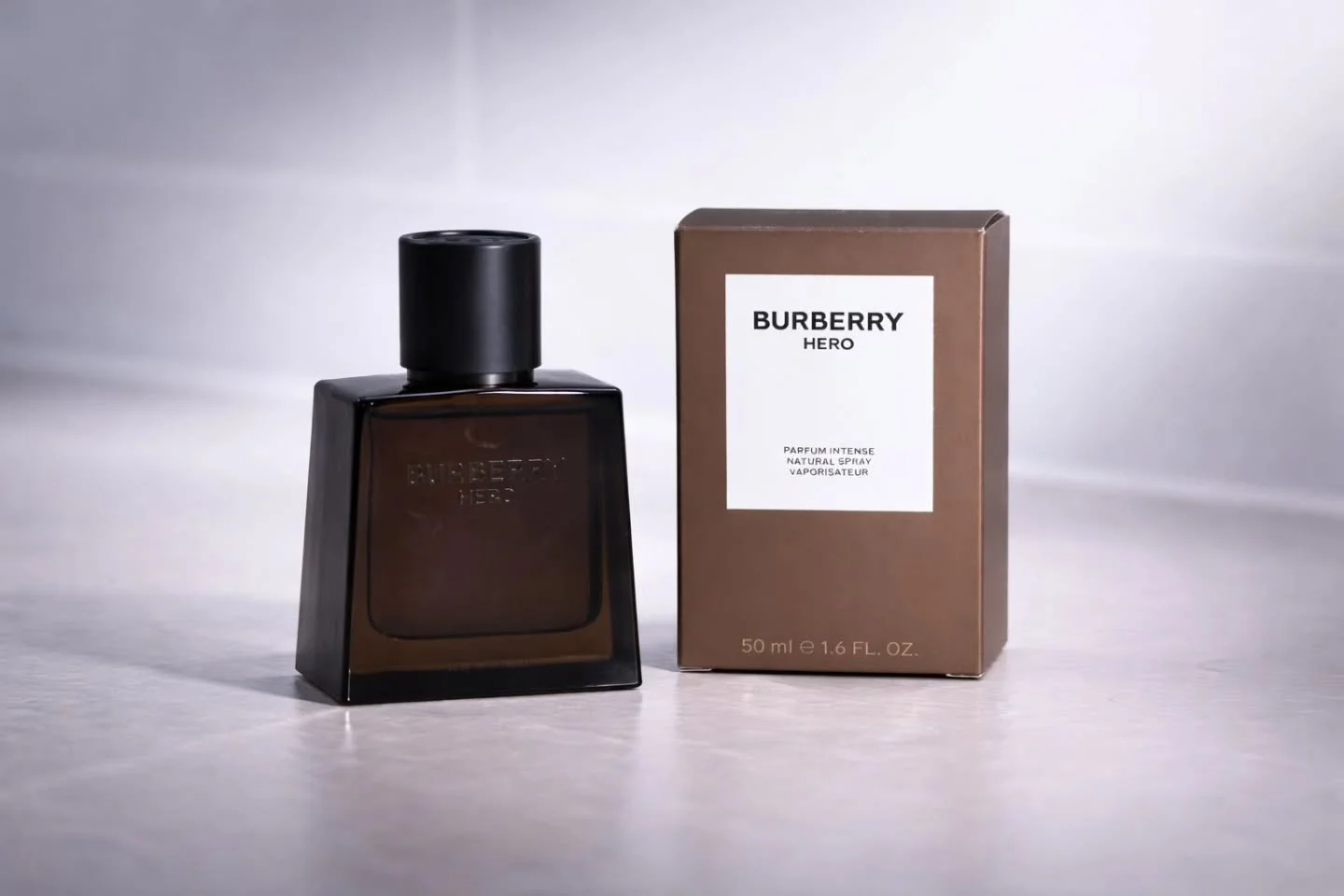 Aus einem starken Produktbild wird erst mit der richtigen Inszenierung echte Werbung.

F&uuml;r Burberry Hero habe ich genau das gemacht:
Aus einem cleanen Shot wurde ein visuelles Erlebnis &ndash; mit Bewegung, Perspektive und Storytelling.

👉 Gena