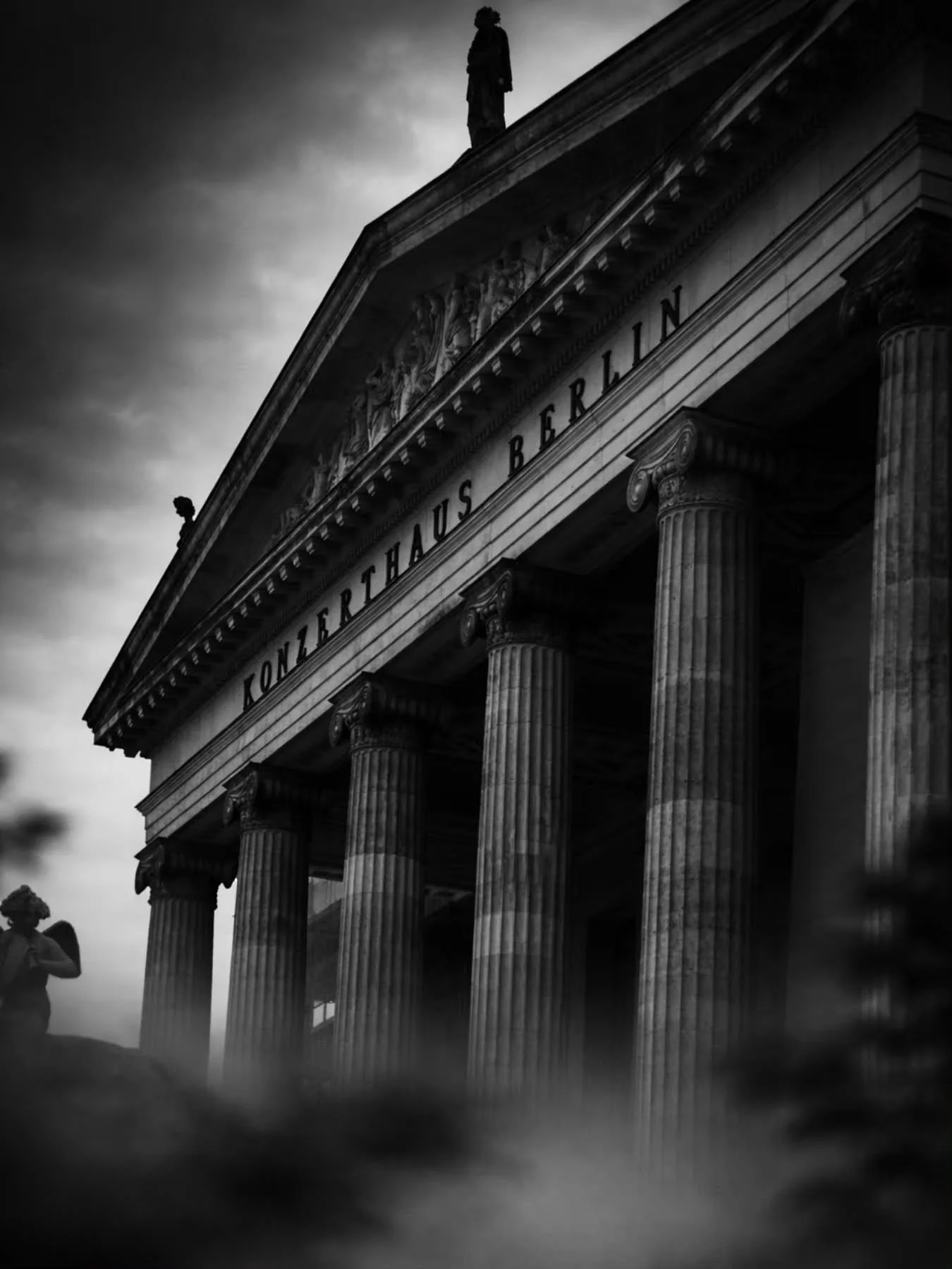 Zeitlose Eleganz am Gendarmenmarkt. ✨ Das Konzerthaus Berlin in dramatischem Schwarz-Wei&szlig;, das die beeindruckende Architektur von Schinkel in den Vordergrund r&uuml;ckt. Es hat einfach etwas Magisches, wie die Kontraste und Linien ohne Farbe ih