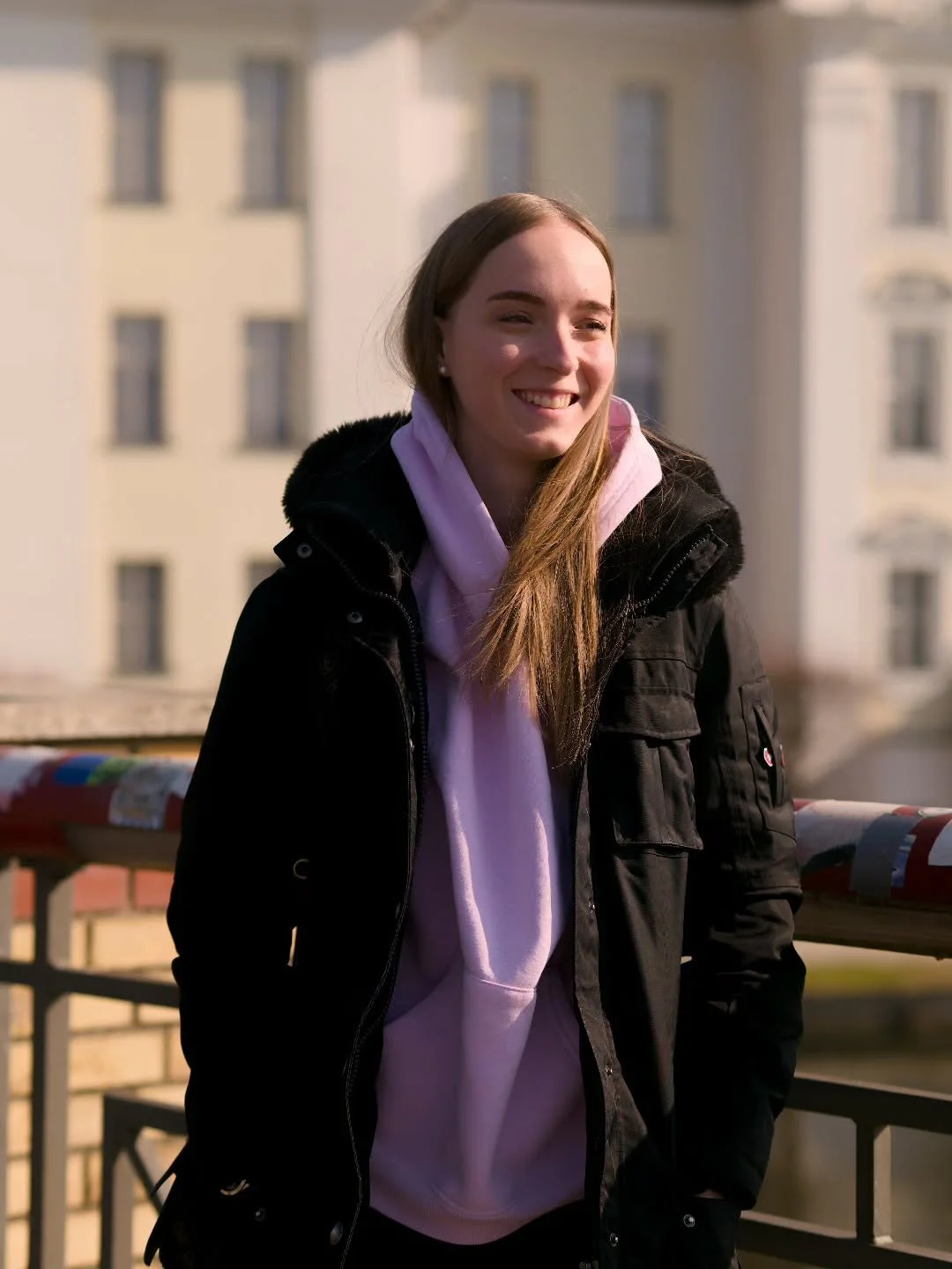 Berlin im Winter kann so aussehen.

Jede Woche ein neues Gesicht aus der Stadt, heute mit vivi.hmk. Folg mir f&uuml;r mehr echte Berlin-Portraits ohne Studio.

N&auml;chster Stopp: Friedrichshain. Vorschl&auml;ge?

📍 Schloss K&ouml;penick

#herresce