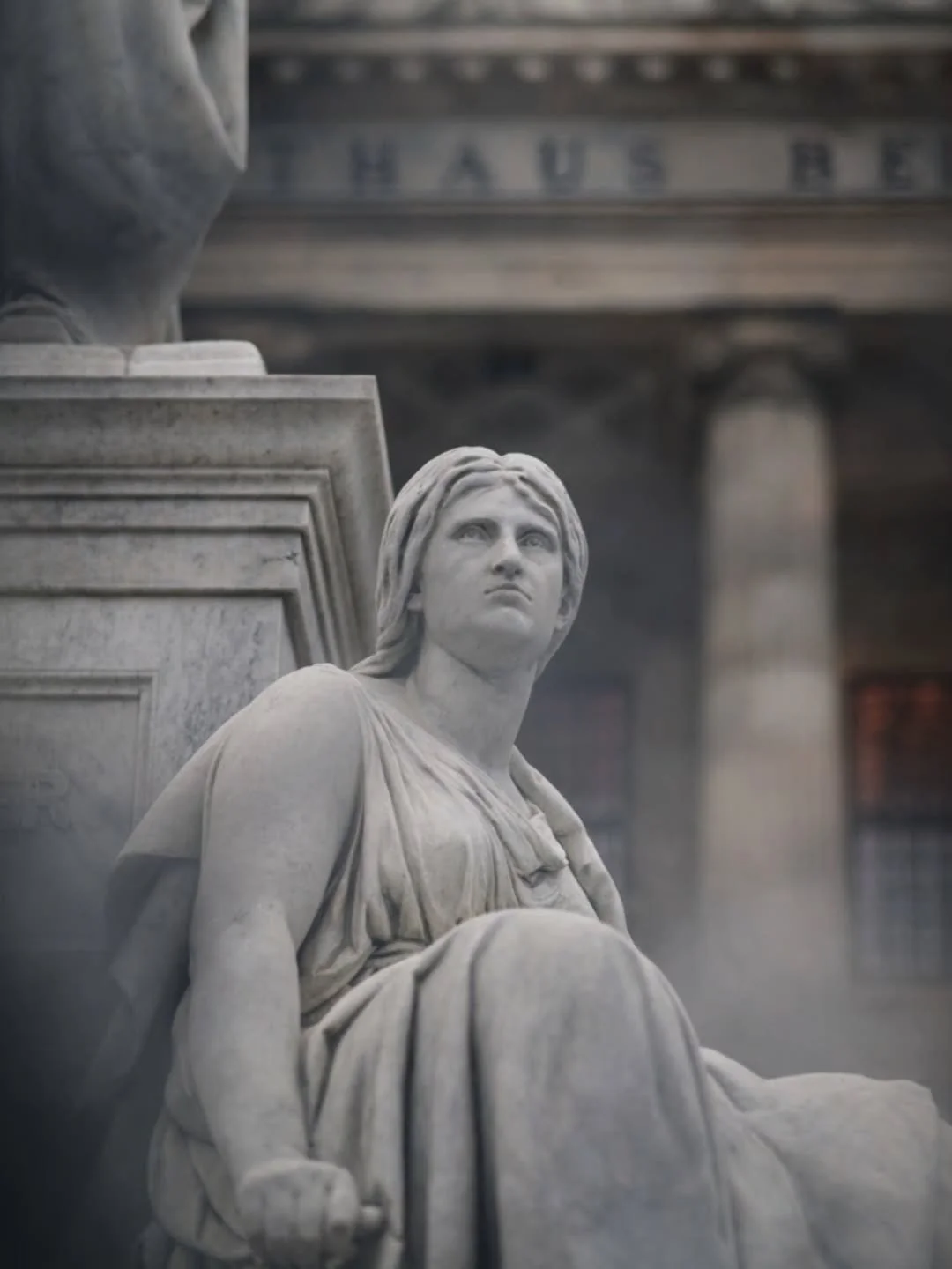 Erkennt ihr, welche Muse Friedrich Schiller hier anschaut?

Diese Figur ist die Lyrik, eine der vier Musen am Schillerdenkmal auf dem Gendarmenmarkt. Sie sitzt direkt vor dem Konzerthaus Berlin und blickt nachdenklich in die Ferne.

Krass: Das Denkma