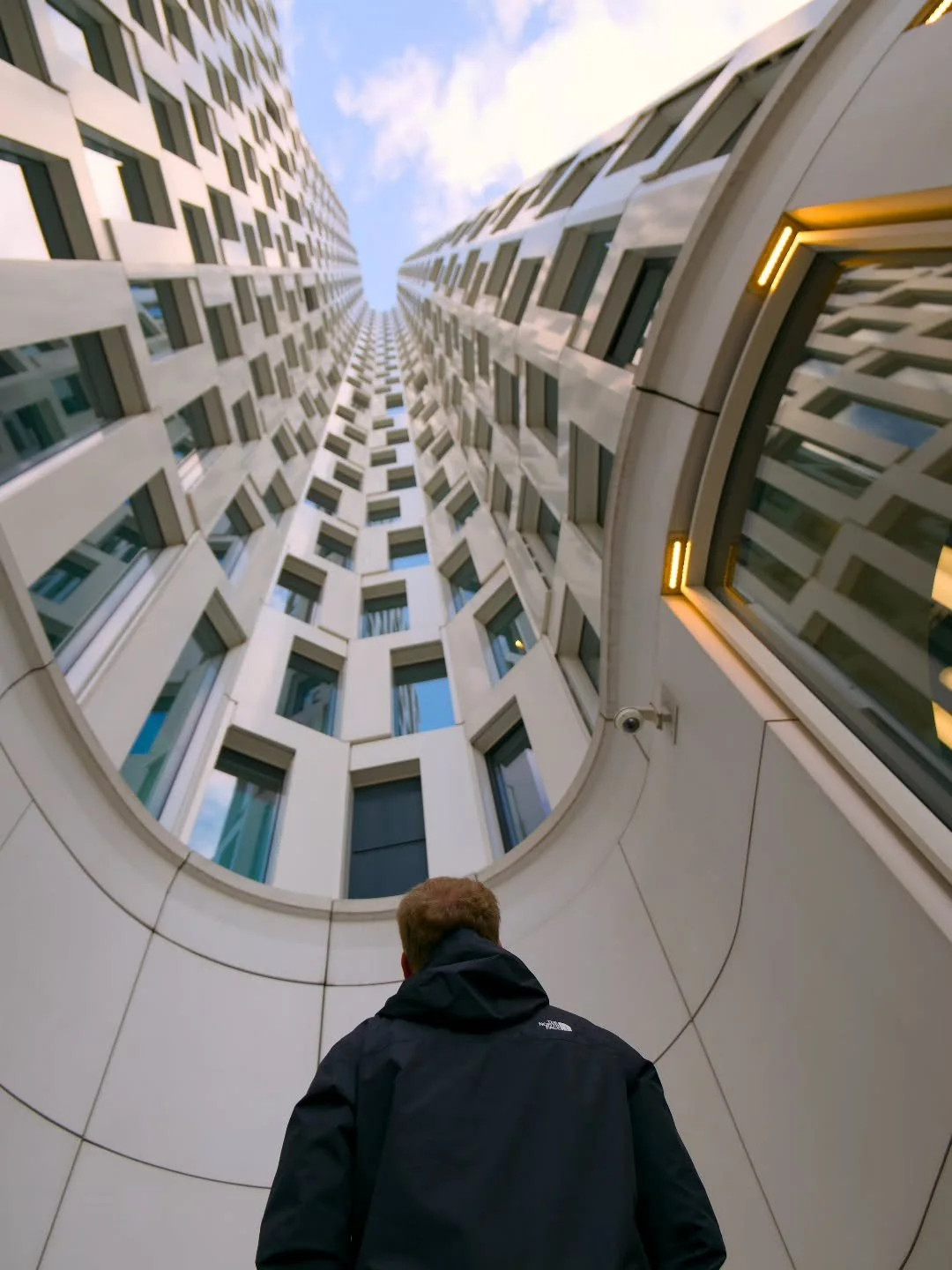 Kennst du das Gef&uuml;hl, wenn du hochschaust und merkst: Da geht noch mehr? 
Wohin f&uuml;hrt dich dein n&auml;chster Schritt nach oben?

Das ist das Upper West in Berlin, aber ehrlich: Jeder von uns hat so einen &ldquo;Turm&rdquo; im Leben. Ich ba