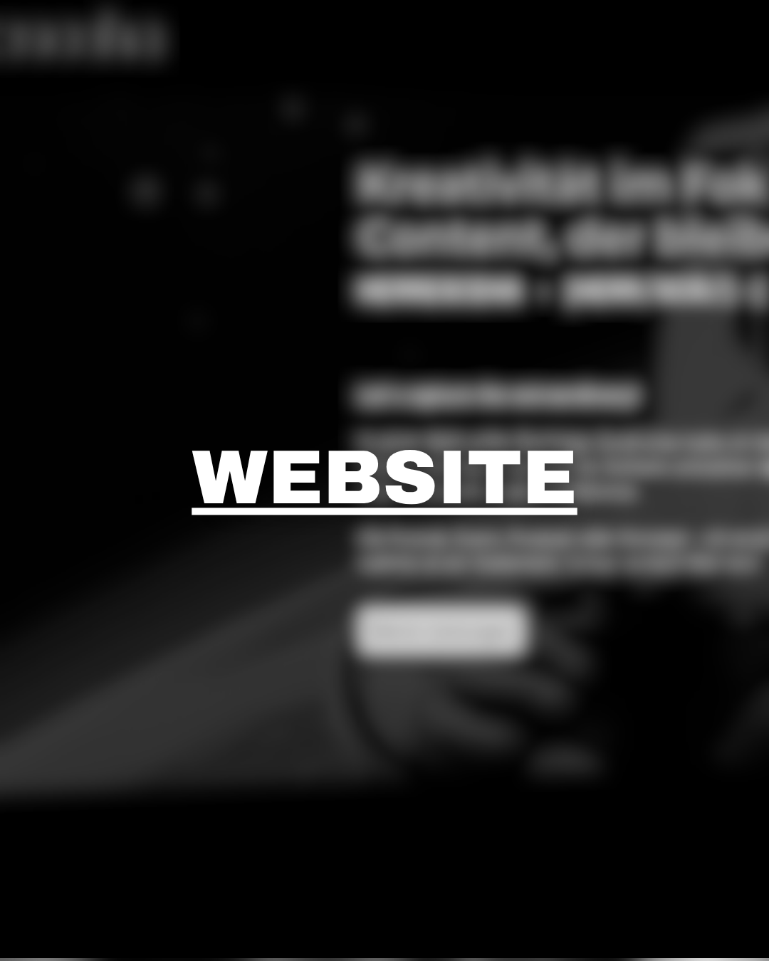 Schwarzweißbild mit dem Wort "WEBSEITE" in der Mitte, über dem ein Muster aus Punkten und Linien im Hintergrund, vermutlich Bildschirm mit Text und Grafiken.