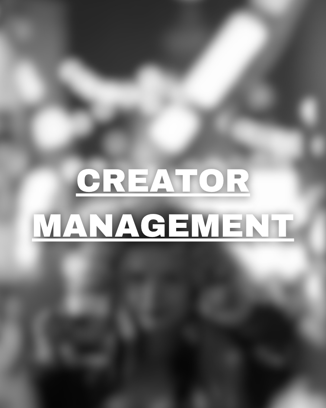 Schwarzes und weißes Bild mit der Aufschrift 'Creator Management' in der Mitte, verschwommener Hintergrund mit Personen und Lichtern.