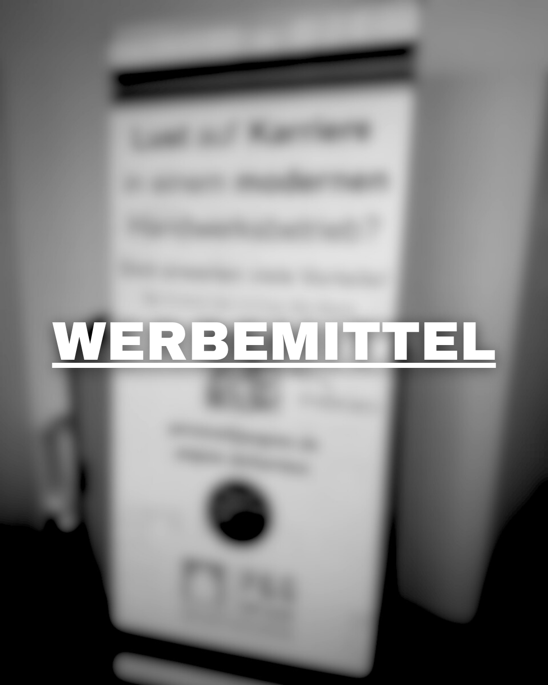 Schwarzes und weißes Symbol für Werbung, das auf ein Regal oder einen Posteingang steht.