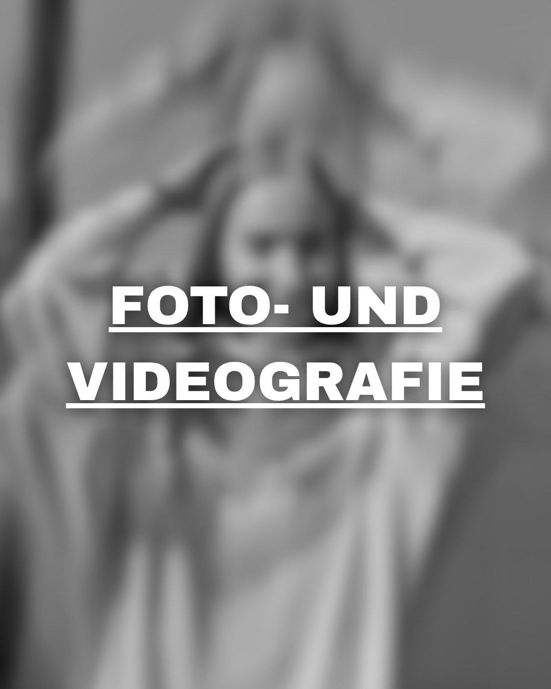 Blurry schwarze und weiße Aufnahme eines Menschen, der in einen Spiegel schaut und die Hände an den Kopf hält, mit Text "FOTO- UND VIDEOGRAFIE" darüber.