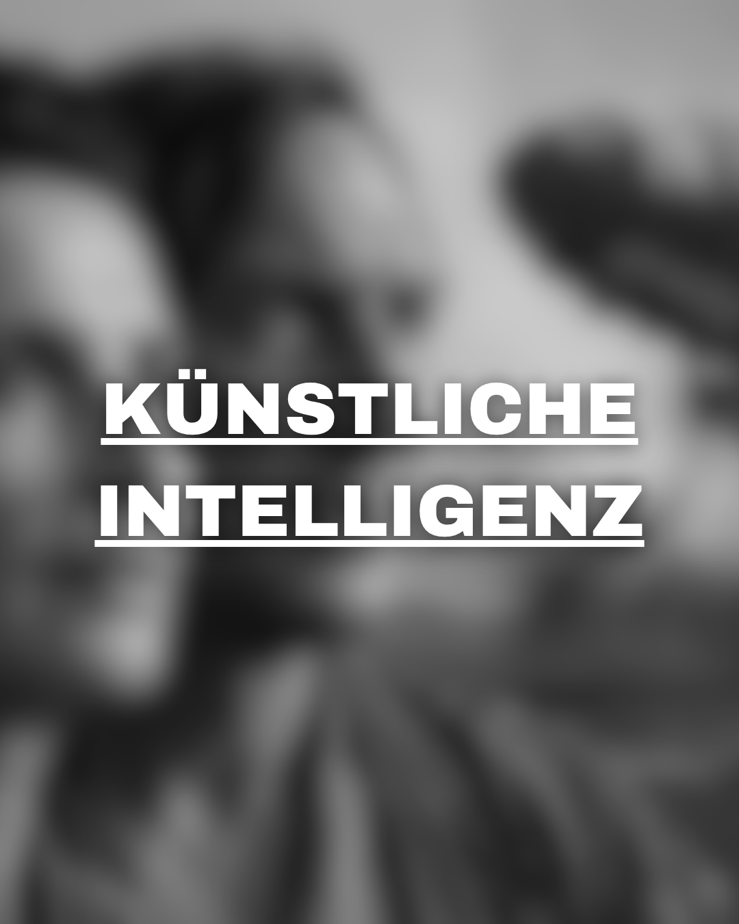 Der Text 'Künstliche Intelligenz' auf einem unscharfen schwarzen und weißen Hintergrund.
