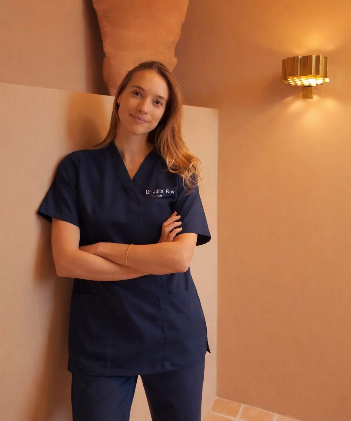 Bienvenus au d&eacute;collage de ce nouveau projet !🚀

Je suis J&uacute;lia Ros Alsina, chirurgien dentiste, avec une pratique limit&eacute;e &agrave; l&rsquo;orthodontie. 

Apr&egrave;s plusieurs formations en orthopedie dento-faciale, j&rsquo;ai e