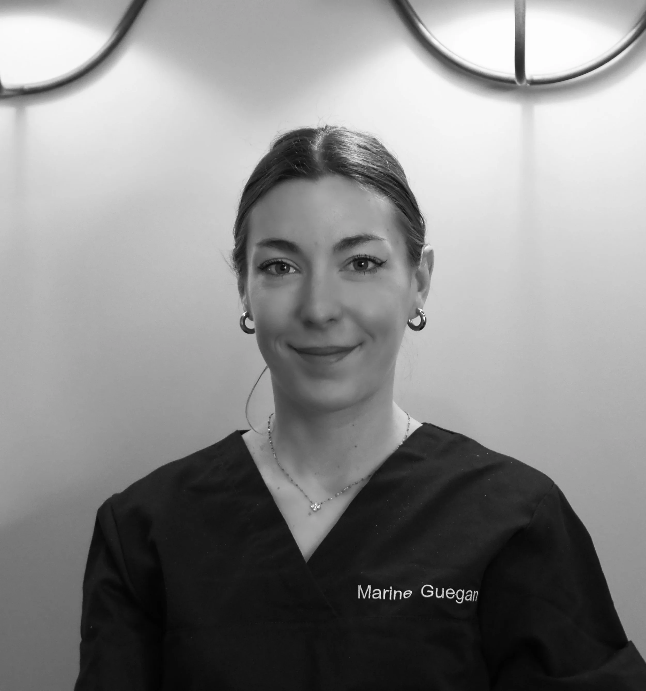 assistante dentaire qualifiée, à l'écoute, orthodontie, souriante,