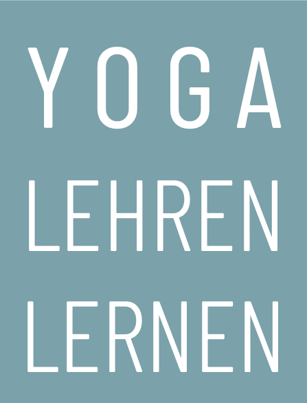 Schriftzug mit den Worten "Yoga Lernen Lehren" auf türkisem Hintergrund.